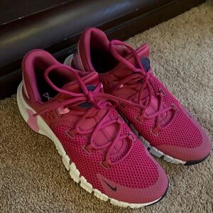 Gently worn women’s Nike sneakers!